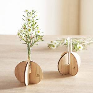 簡単に組み立てられる木製プチ花瓶